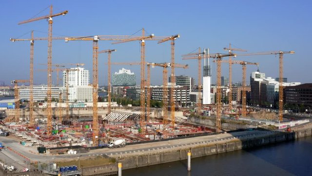 Hamburg Hafencity, Gro&szlig;baustelle Einkaufszentrum an der Elbe mit Elbphilharmonie (Elphi) im Hintergrund.