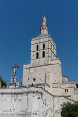 Fototapeta na wymiar Cathédrale Notre-Dame-des-Doms et la Madone d'or à Avignon - France