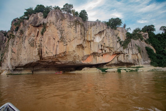 Kamba Hopo, a natural cave with a cliff