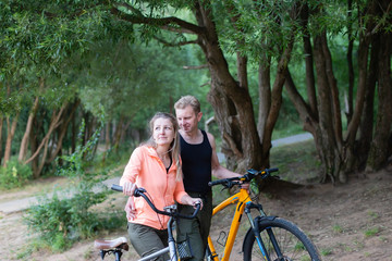 Obraz premium Couple in love on bikes in the park