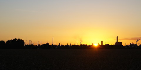 Fototapeta na wymiar Sonnenaufgang über Chemieindustrie