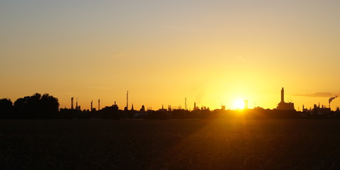 Naklejka na ściany i meble Sonnenaufgang über Chemieindustrie