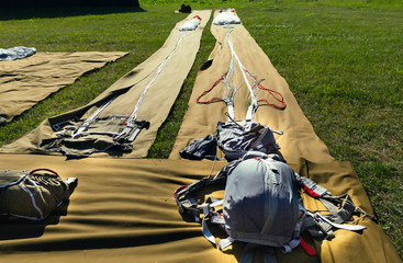 The parachute lies on the grass for assembly and further jump