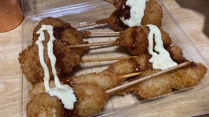 スーパーで買った惣菜の串揚げで晩酌。おうち時間