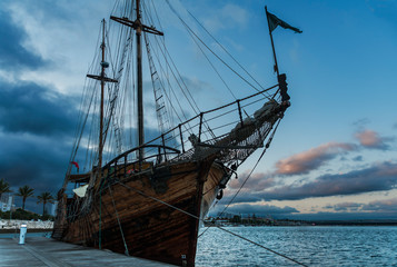 Recreatief piratenschip in Portimao. Prachtig oud schip dat aanmeert in de haven van Portimao. Organiseer excursies voor toeristen. Gemaakt van hout, en met twee masten, vervoert het ons naar de tijd van de oudheid