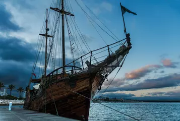Foto auf Acrylglas Schiff Freizeitpiratenschiff in Portimao. Schönes altes Schiff, das im Hafen von Portimao anlegt. Ausflüge für Touristen organisieren. Aus Holz und mit zwei Masten versetzt es uns in die Zeit der Antike