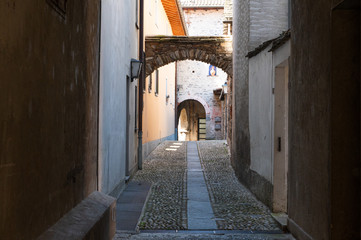 Fototapeta na wymiar Shady alley in the old town of Ascona in Switzerland.