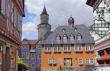 Der Hexenturm, das Rathaus und einige Fachwerkhäuser in Idstein, eine Stadt im Rheingau-Taunus-Kreis in Hessen Deutschland