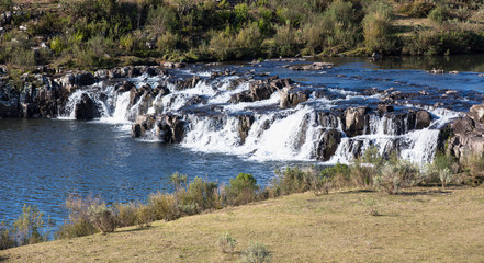 Rio com cascata