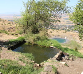 Obraz premium Ein Chrysanthemum spring and a water reservoir near the town of Yavniel