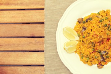 Paella de verduras en mesa de madera