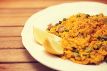 Paella Mediterrane  con limon en plato blanco