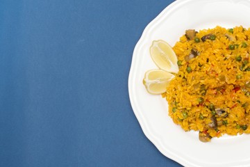 Paella Mediterranea sobre fondo azul