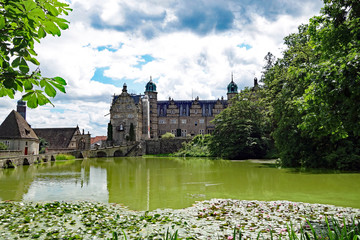 Schloss Hämelschenburg bei Hameln Blick über den Teich