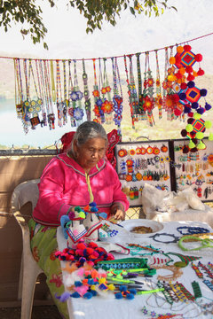 Mujer Artesana Wixarika Arte Huichol Anciana artesan&iacute;a de chaquira indigena nayarit durango jalisco mexico etnia mexicana tradicional