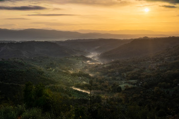 l'alba nella valle di civita di bagnoregio, con nebbia nel fondovalle