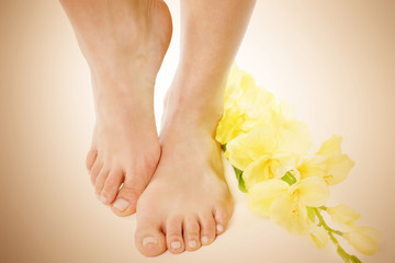 Füße mit gelben Blumen