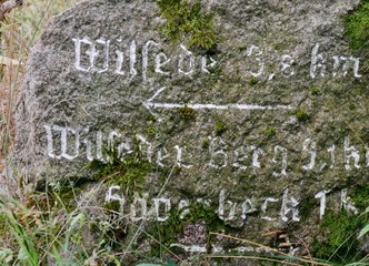 Wegweiser am Stein
