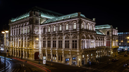 Fototapeta na wymiar Vienna State opera House at night