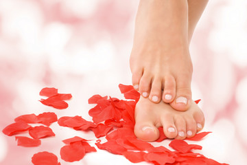 Füße in Rosenblätter