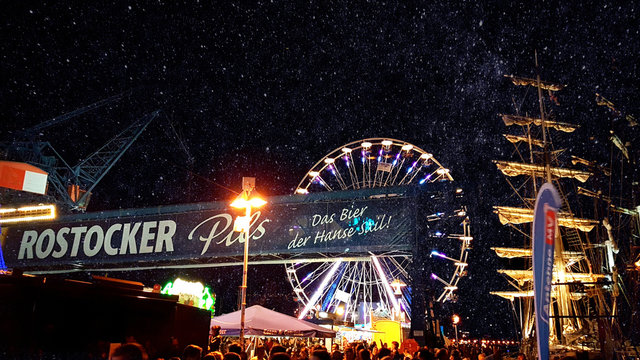 Die Hansesail am Warnowufer mit Riesenrad, Segelschiffen Karussells ist das gr&ouml;&szlig;te Stadtfest der Hansestadt Rostock