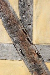 Traditionelle Fassade mit Eichenbalken und Lehmputz