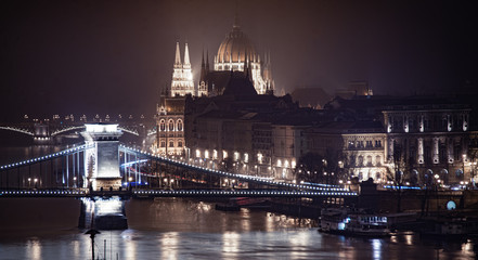 Fototapeta na wymiar Budapest Parliament behind Chain Bridge