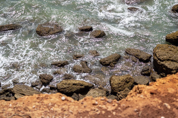 Vista desde un acantilado con las olas del mar golpeando las rocas
