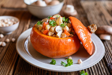 Hokkaido pumpkin stuffed with chickpeas, quinoa, mushrooms and pepper