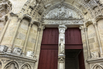 Obraz premium Picturesque view of the XII century Romanesque style Eglise Collegiale on St Emilion’s Place Pierre Meyrat. Saint-Emilion, Aquitaine Region, Gironde Department, France, Europe.