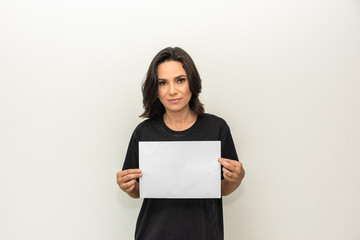 Mulher morena indica cartaz em branco 