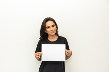 Fototapeta premium Mulher morena segurando cartaz em branco para mensagem