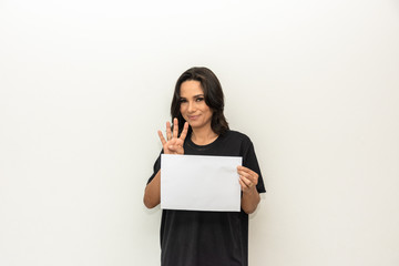 Mulher morena segurando cartaz em branco 