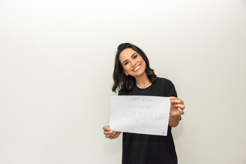 Mulher morena segurando cartaz em branco 