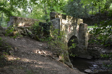 Fototapeta na wymiar Saint-Herblain - Parc de la Chézine - Pont en pierres