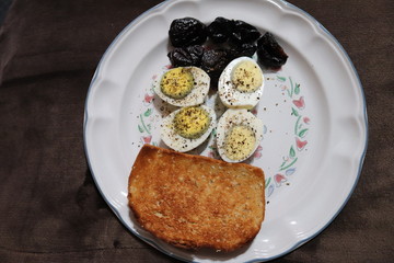 fiber diet of grain bread, eggs and prunes