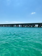 Obraz premium Destin, Florida bridge over emerald water