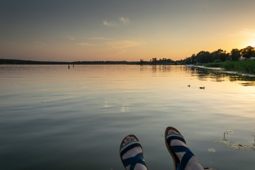 Wypoczynek nad jeziorem Drwęckim o zachodzie słońca - obrazy, fototapety, plakaty