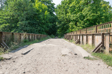 Fototapeta na wymiar zamknięty stary most kolejowy w Ostródzie