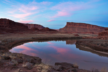 Fototapeta na wymiar Pink skies reflect in the Colorado river near Moab.