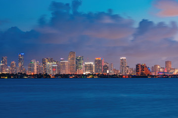Obraz premium Panoramę Miami. Skyline city miami oświetlenie światła morze ocean zachód słońca noc pejzaż miejski budynki śródmieście, architektura wieżowiec zmierzch panorama.