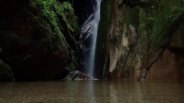 山奥の小さな滝