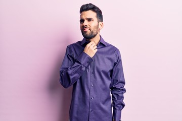 Obraz premium Young handsome man with beard wearing casual shirt touching painful neck, sore throat for flu, clod and infection