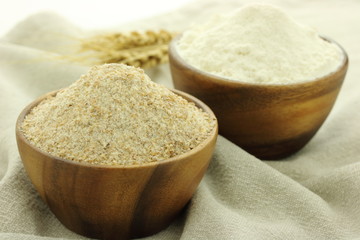 北海道産小麦の全粒粉と強力粉