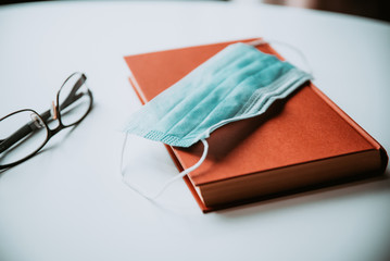 libro mascarilla mesa de trabajo