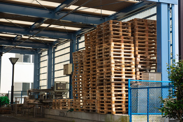 工場内に積まれたパレット