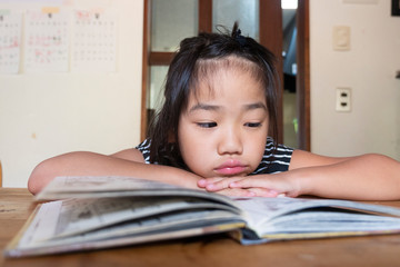 読書するアジア系の少女