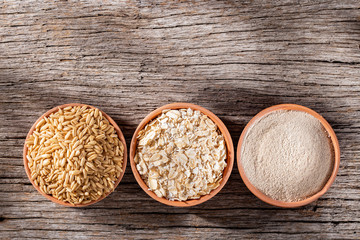 Obraz na płótnie Canvas oat grains, flakes and flour