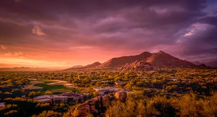 Fototapeten Goldener Sonnenuntergang über North Scottsdale, Arizona. © BCFC