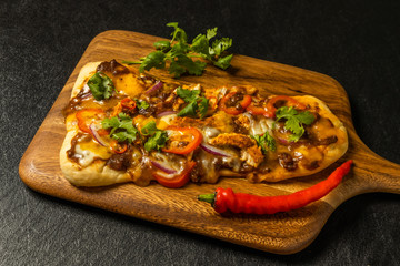 カレーナン　Curry pizza made from Indian bread (nan)